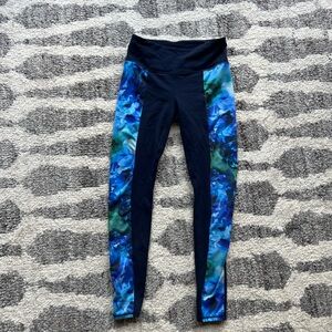 Athleta black leggings. blue floral pattern slide panel. size medium